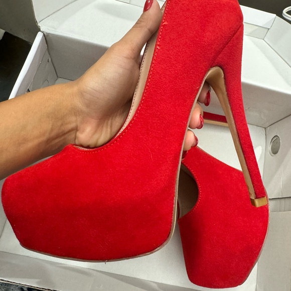 Red Heels - Picture 6 of 7